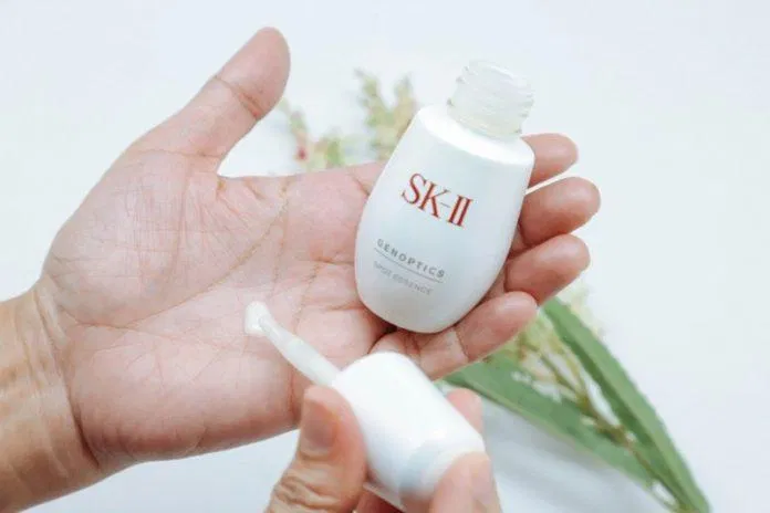 Sử dụng tinh chất trị thâm nám SK-II GenOptics Spot Essence đều đặn mỗi ngày để có làn da sáng mịn tinh chất trị thâm nám skii