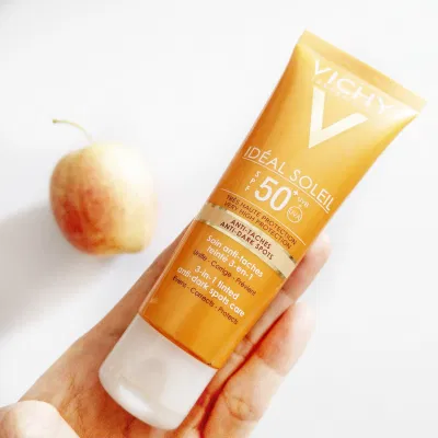 Với những nàng có làn da yếu, dễ bị tổn thương thì kem chống nắng Vichy bản 3 in 1 chắc hẳn sẽ là "trợ thủ đắc lực" trong mùa nắng đấy nhé. (Ảnh: Internet) Với những nàng có làn da yếu, dễ bị tổn thương thì kem chống nắng Vichy bản 3 in 1 chắc hẳn sẽ là "trợ thủ đắc lực" trong mùa nắng đấy nhé. (Ảnh: Internet)