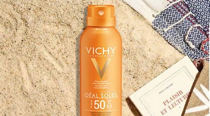 Một ưu điểm của xịt chống nắng Vichy chính là khả năng chống nắng cho cả cơ thể, thiết kế nhỏ gọn cho nàng thuận tiện sử dụng. (Ảnh: Internet)