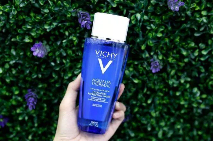 Cùng các công dụng cao như dưỡng ẩm chuyên sâu, săn chắc làn da, thải độc nhẹ nhàng, hẳn không bất ngờ khi nước hoa hồng Vichy là một trong những "best - seller" nổi tiếng hàng năm của thương hiệu. (Ảnh: Internet)