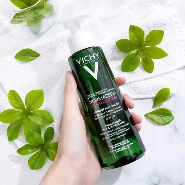 Đối với những cô nàng sở hữu làn da dầu mụn, nhạy cảm, hẳn gel rửa mặt sạch sâu Vichy sẽ là một sản phẩm phù hợp bởi công dụng kiểm soát bã nhờn, ngừa mụn, kháng khuẩn mà không gây khô căng. (Ảnh: Internet) Đối với những cô nàng sở hữu làn da dầu mụn, nhạy cảm, hẳn gel rửa mặt sạch sâu Vichy sẽ là một sản phẩm phù hợp bởi công dụng kiểm soát bã nhờn, ngừa mụn, kháng khuẩn mà không gây khô căng. (Ảnh: Internet)