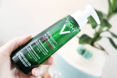 Nàng nhất định không nên bỏ qua gel rửa mặt sạch sâu Vichy bởi những ưu điểm vượt trội cùng công dụng hiệu quả cao. Đặc biệt, em này có mùi hương thảo mộc nhẹ nhàng thích lắm đấy. (Ảnh: Internet) Nàng nhất định không nên bỏ qua gel rửa mặt sạch sâu Vichy bởi những ưu điểm vượt trội cùng công dụng hiệu quả cao. Đặc biệt, em này có mùi hương thảo mộc nhẹ nhàng thích lắm đấy. (Ảnh: Internet)