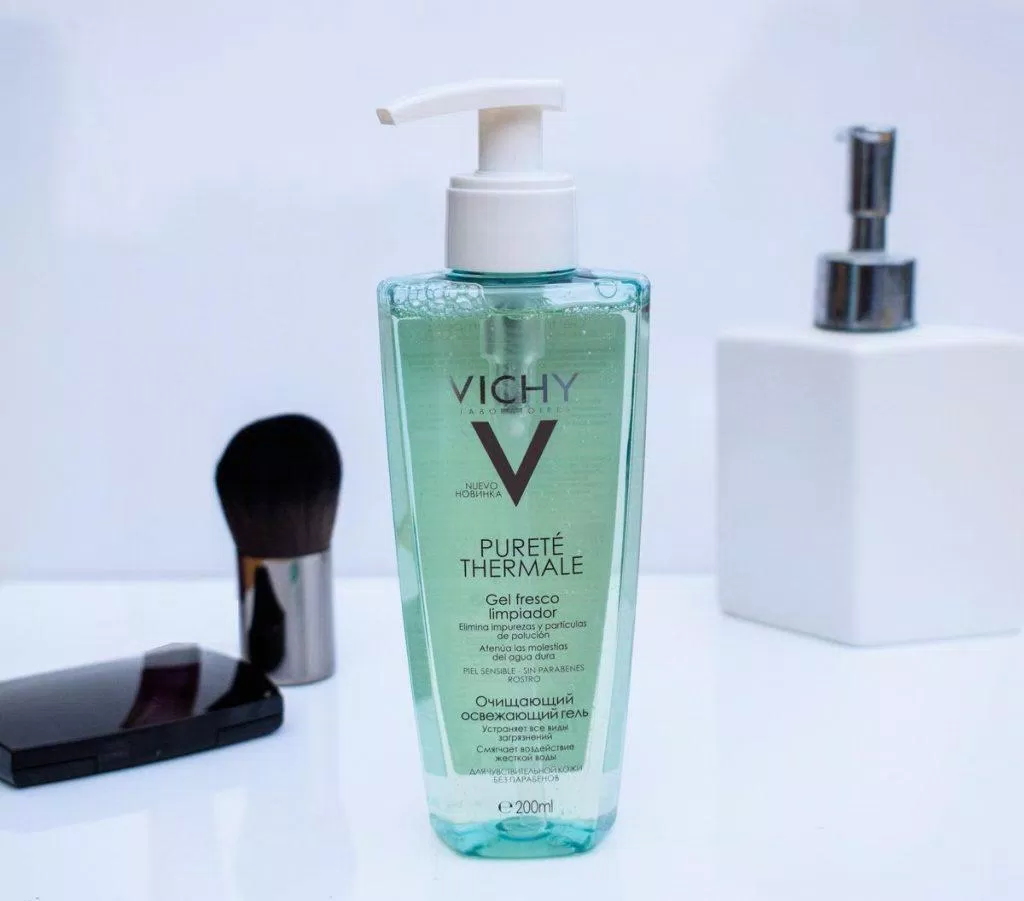 Sữa rửa mặt dạng gel Vichy làm sạch sâu cả cặn trang điểm dưới lỗ chân lông, nuôi dưỡng làn da khỏe mạnh từ bên trong, giữ da luôn được ẩm mượt, mịn màng. (Ảnh: Internet)