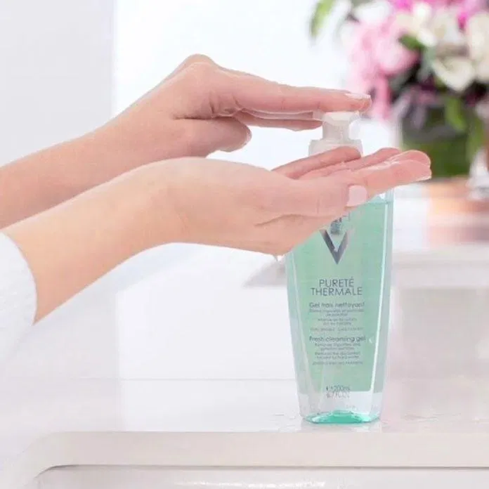 Với dạng gel rửa mặt trong suốt giảm thiểu tình trạng mất nước trong da, nàng đừng quên bổ sung gel rửa mặt Vichy vào bộ sưu tập sản phẩm làm sạch của mình nhé. (Ảnh: Internet) Với dạng gel rửa mặt trong suốt giảm thiểu tình trạng mất nước trong da, nàng đừng quên bổ sung gel rửa mặt Vichy vào bộ sưu tập sản phẩm làm sạch của mình nhé. (Ảnh: Internet)