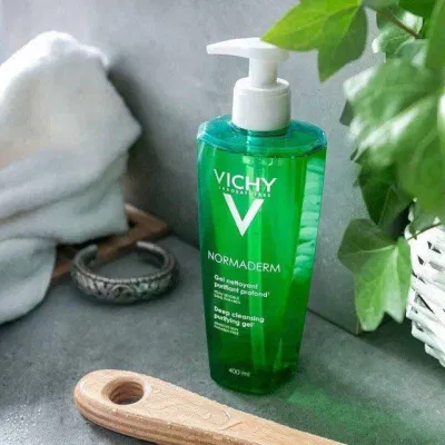 Thiết kế một màu xanh mướt mắt cùng dạng vòi bơm sử dụng tinh tế, vẻ ngoài sang trọng của gel rửa mặt sạch sâu Vichy đủ "đốn tim" bất kỳ cô nàng nào nhé. (Ảnh: Internet) Thiết kế một màu xanh mướt mắt cùng dạng vòi bơm sử dụng tinh tế, vẻ ngoài sang trọng của gel rửa mặt sạch sâu Vichy đủ "đốn tim" bất kỳ cô nàng nào nhé. (Ảnh: Internet)