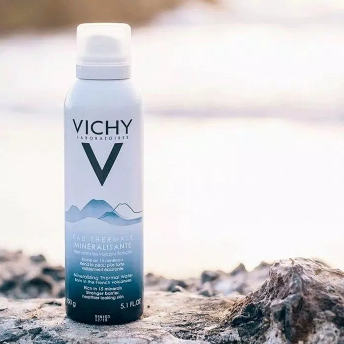 Tuy mức giá có hơi cao một chút nhưng xịt khoáng Vichy là một sản phẩm đáng đầu tư cho làn da thêm sạch khỏe, căng bóng. (Ảnh: Internet)