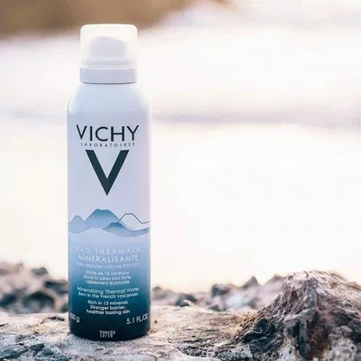 Tuy mức giá có hơi cao một chút nhưng xịt khoáng Vichy là một sản phẩm đáng đầu tư cho làn da thêm sạch khỏe, căng bóng. (Ảnh: Internet) Tuy mức giá có hơi cao một chút nhưng xịt khoáng Vichy là một sản phẩm đáng đầu tư cho làn da thêm sạch khỏe, căng bóng. (Ảnh: Internet)