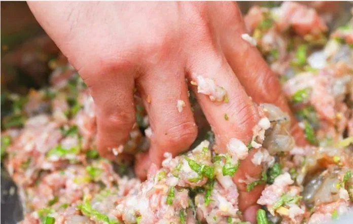 Trộn đều các nguyên liệu trong khoảng 10 phút trộn đều các nguyên liệu