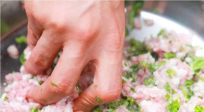 Trộn đều thịt băm với cải thảo trộn thịt