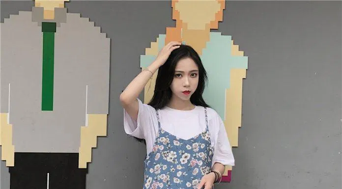 Váy yếm hoa nhí xanh da trời. (nguồn ảnh: internet.) Váy yếm hoa nhí xanh da trời. (nguồn ảnh: internet.)