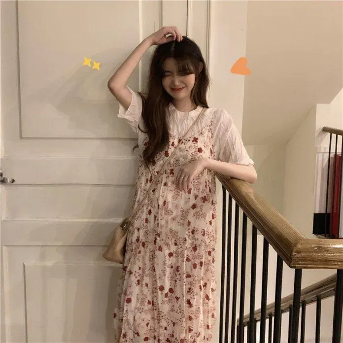 Váy yếm hoa nhí phong cách ulzzang. (nguồn ảnh: internet.) Váy yếm hoa nhí phong cách ulzzang. (nguồn ảnh: internet.)