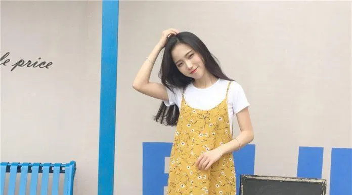 Váy yếm hoa vàng phối thun trắng. (nguồn ảnh: internet). Váy yếm hoa vàng phối thun trắng. (nguồn ảnh: internet).