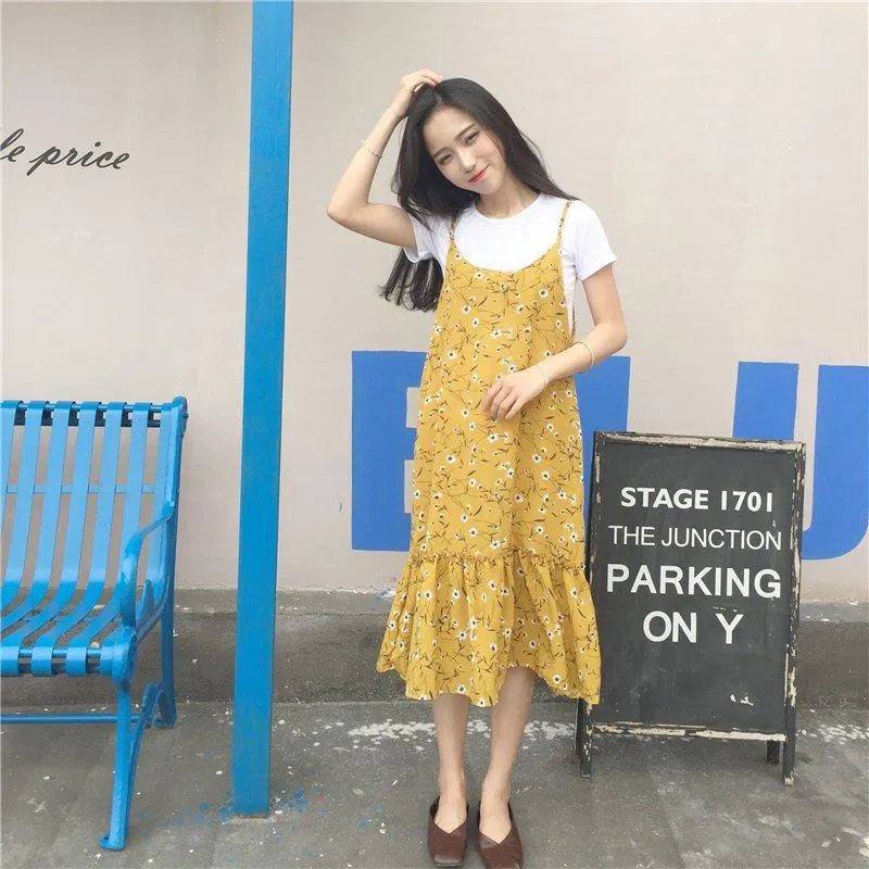 Váy yếm hoa vàng phối thun trắng. (nguồn ảnh: internet). Váy yếm hoa vàng phối thun trắng. (nguồn ảnh: internet).