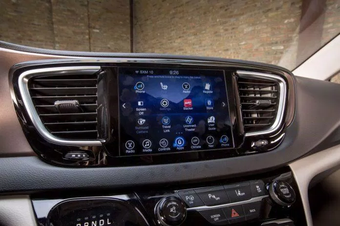 Chrysler Uconnect được đánh giá cực kì cao. Ảnh: internet