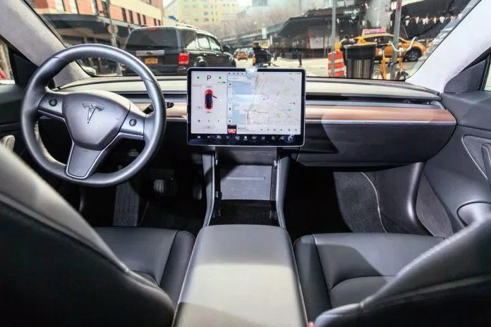 Hệ thống thông tin giải trí trên Tesla khá đơn giản. Ảnh: internet