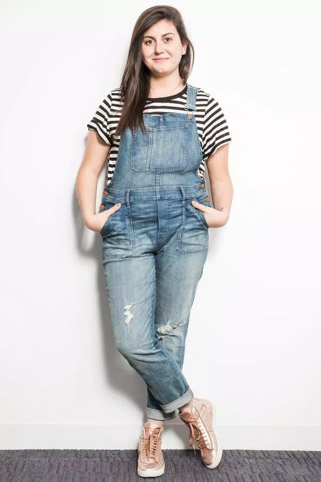 Quần yếm jean xanh nhạt phối áo thun kẻ sọc và giày sneaker. (nguồn ảnh: internet) Quần yếm jean xanh nhạt phối áo thun kẻ sọc và giày sneaker. (nguồn ảnh: internet)