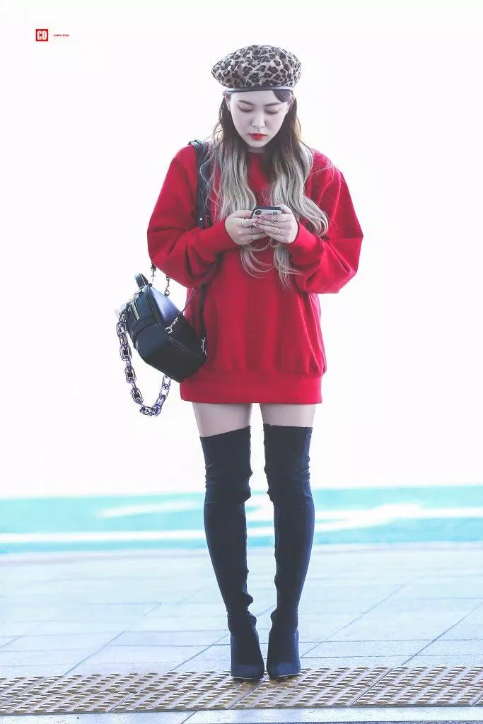 Mặc áo len dài trùm cùng với bốt cổ cao giúp Yeri dễ dàng "ăn gian" được chiều cao yeri airport
