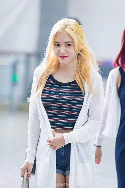 Hay diện tank top với quần short ngắn và áo cardigan dài cũng là set đồ "hack"chân đáng kể với các cô "nấm lùn" yeri airport