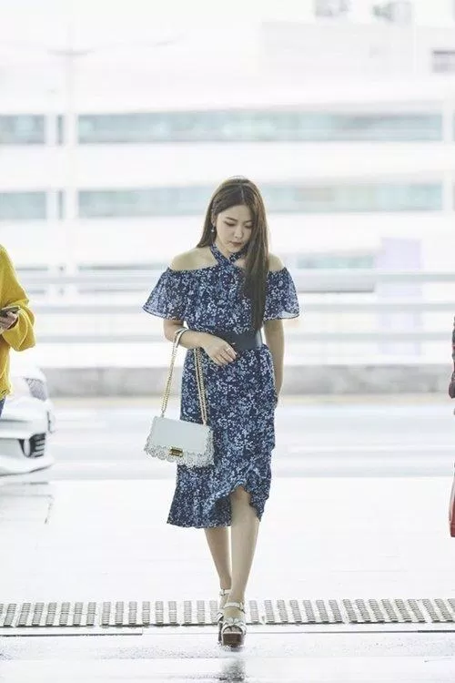 Váy hở vai họa tiết dài đến đầu gối khiên Yeri trông dịu dàng như một nàng công chúa yeri airport