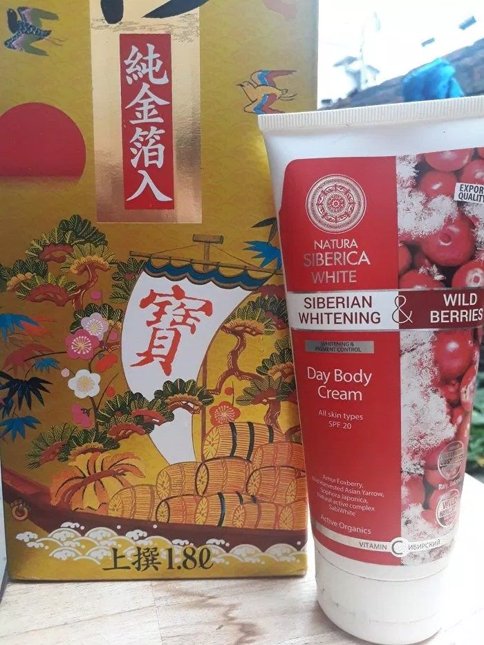 Tuýp kem dưỡng trắng da toàn thân ban ngày Natura Siberica White có hình thức xinh xắn, nổi bật (ảnh: BlogAnChoi) Tuýp kem dưỡng trắng da toàn thân ban ngày Natura Siberica White có hình thức xinh xắn, nổi bật (ảnh: BlogAnChoi)