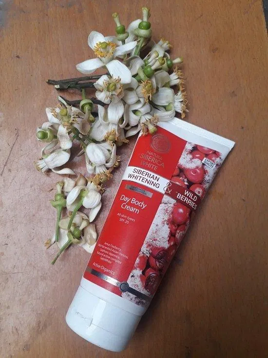 Kem dưỡng trắng da toàn thân ban ngày Natura Siberica White giúp làn da săn chắc, làm sáng các vùng da sạm đen (ảnh: BlogAnChoi) Kem dưỡng trắng da toàn thân ban ngày Natura Siberica White giúp làn da săn chắc, làm sáng các vùng da sạm đen (ảnh: BlogAnChoi)