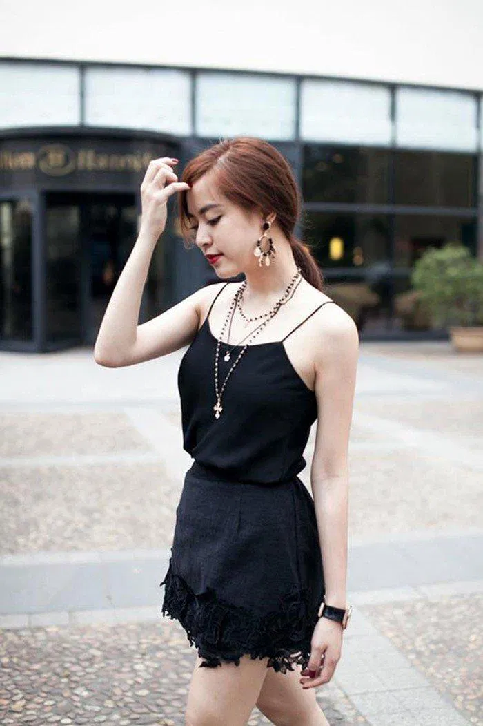 Hoàng Thùy Linh từng diện outfit này xuống phố. (Nguồn: Internet)