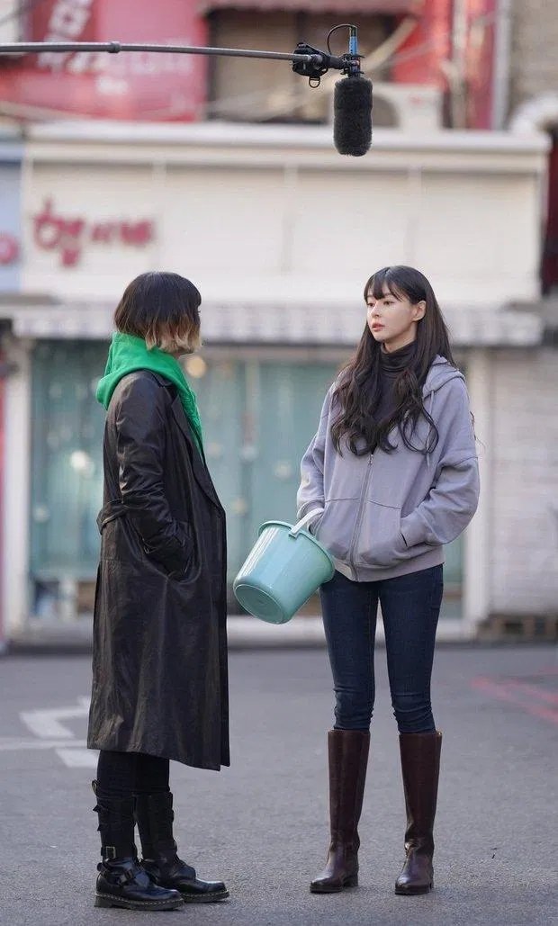 Kiểu tóc của Kwon Nara giúp cô có vẻ ngoài nữ tính hơn nữ chính. (Nguồn: Internet)