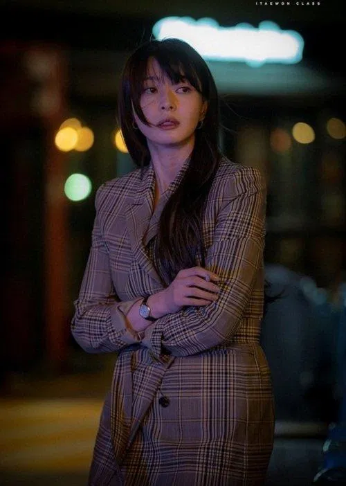 Kiểu tóc dài xoăn nhẹ phần đuôi của Kwon Nara trong Tầng lớp Itaewon. (Nguồn: internet)