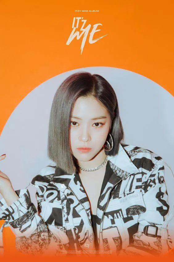 Mái tóc ép thẳng đến khó tin của Ryujin khiến fan bức xúc thay Idol. (Ảnh: Internet)
