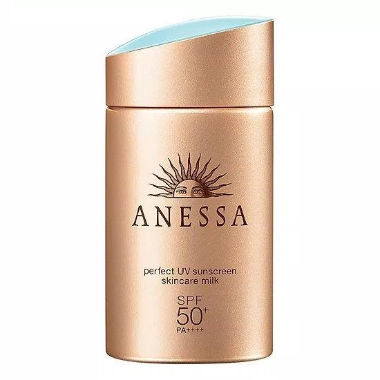 ANESSA Perfect UV SunScreen Skincare Milk SPF 50+ PA++++ chứa hơn 50% nguyên liệu chiết xuất từ thực vật và thành phần tự nhiên giúp cải thiện hydrat hóa tế bào, tái tạo làn da trẻ hóa, bảo vệ da trước các tác nhân gây hại từ môi trường (ảnh: internet).