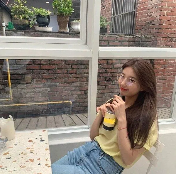 Suzy kết hợp áo thun cùng với quần jeans. (Nguồn: Internet)
