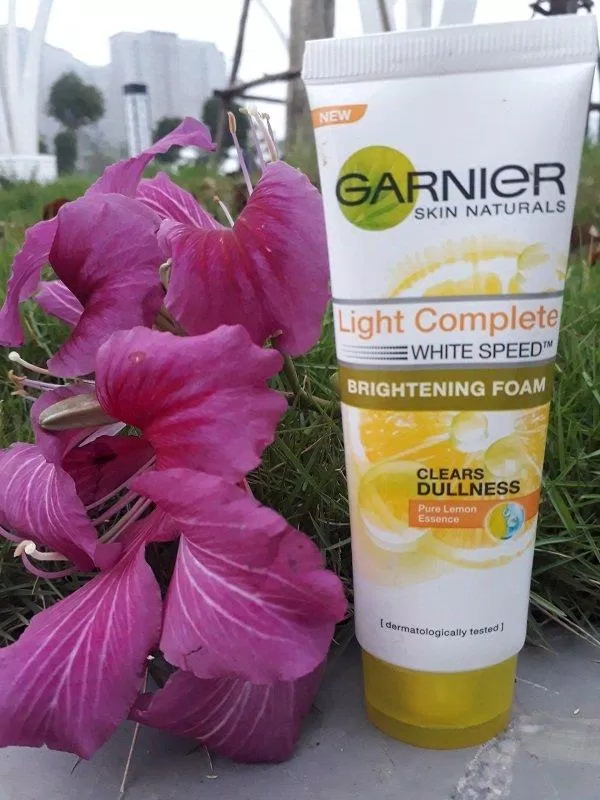 Sữa rửa mặt Garnier Skin Naturals Light Complete White Speed Brightening Foam tẩy tế bào da chết, kiềm dầu, kháng khuẩn, mau se mụn, trị thâm nám (ảnh: BlogAnChoi).