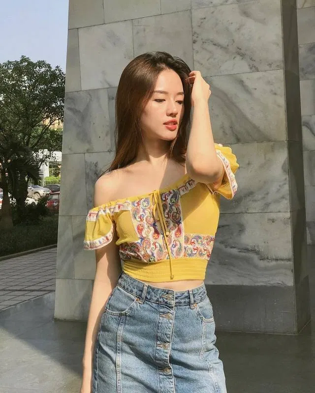 Áo bẹt vai là một item không thể thiếu của nàng "bánh bèo". (Nguồn: Internet)