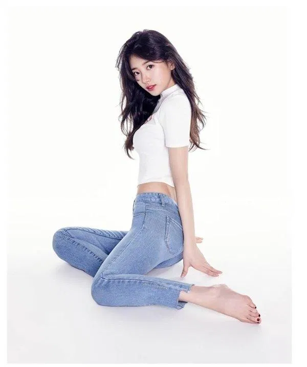 Áo croptop kết hợp cùng với quần skinny jeans. (Nguồn: Internet)