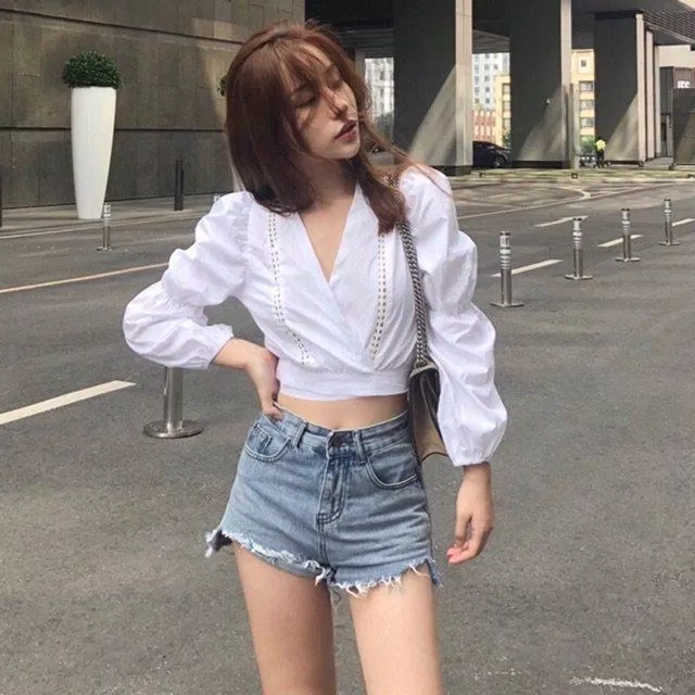 Áo croptop tay bồng. 