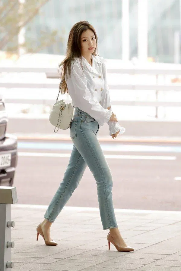 Jennie (BLACKPINK) sở hữu body chuẩn chỉnh cân đẹp outfit này. (Nguồn: Internet)
