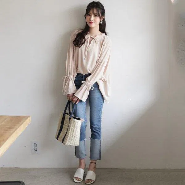 Chiếc áo sơ mi chất liệu chiffon cách điệu mặc cùng quần jeans cực xinh. (Nguồn: Internet)