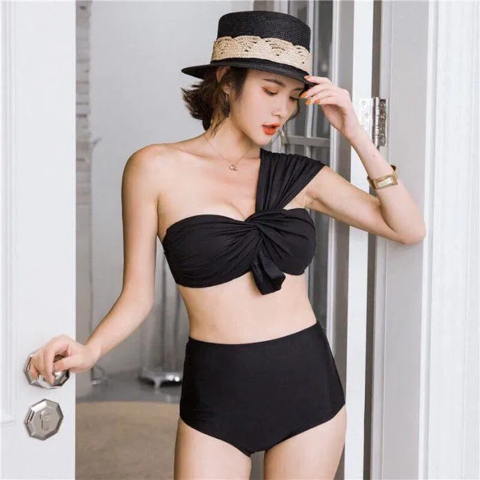 Áo tắm dành cho cô nàng vai rộng
