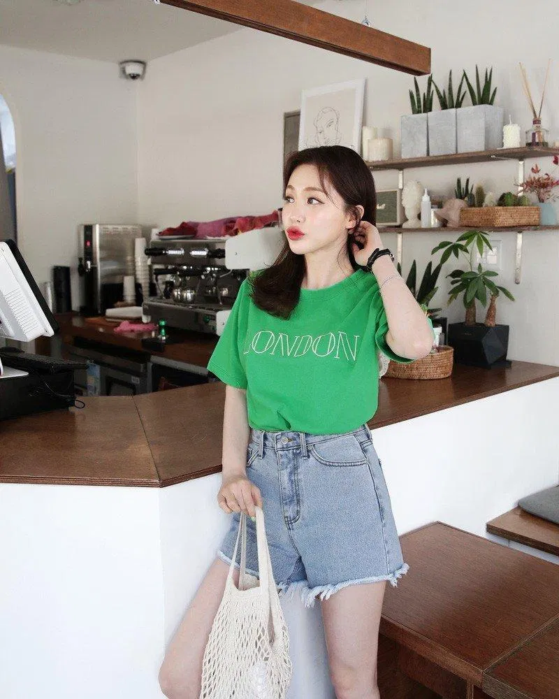 Áo thun kết hợp cùng quần jeans ngắn là một gợi ý không tồi. (Nguồn: Internet)