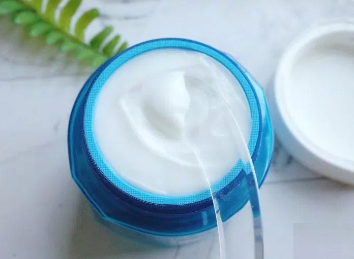 Kem dưỡng ẩm Bioderma Hydrabio Creme với công dụng chính là dưỡng ẩm, cho chúng ta cảm giác da luôn được mịn màng suốt cả ngày