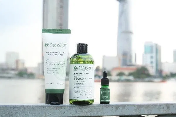 Dòng sản phẩm trị mụn, ngừa thâm chiết xuất chủ yếu từ rau sam của Caryophy đã gây tiếng vang cho thương hiệu. (Ảnh: Internet)