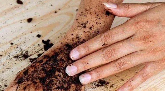 Vì hạt scrub khá to nên chúng mình chỉ nên massage nhẹ nhàng thôi nhé