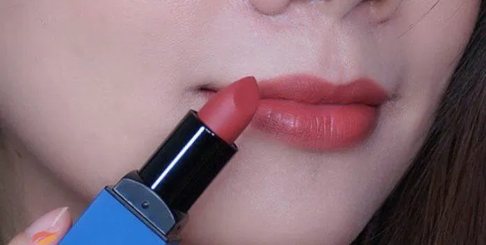 Tán đều son để đôi môi thêm rực rỡ Tán đều son để đôi môi thêm rực rỡ (Ảnh: Internet)