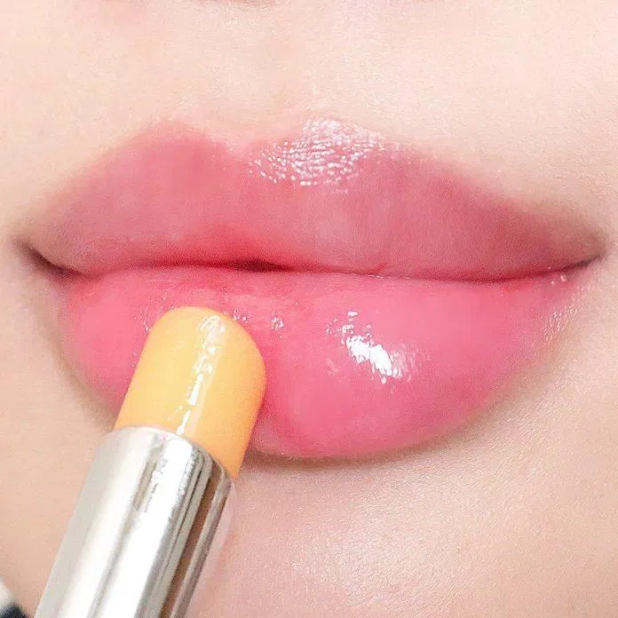 Thoa một lớp son dưỡng vừa đủ giữ cho đôi môi luôn mềm mại, tươi tắn Thoa một lớp son dưỡng vừa đủ giữ cho đôi môi luôn mềm mại, tươi tắn (Ảnh: Internet)