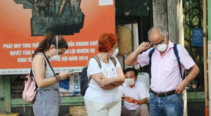 Các du khách nước ngoài đeo khẩu trang khi đi du lich tại Việt Nam mùa Corona