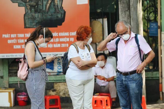Du khách nước ngoài đeo khẩu trang khi du lịch Việt Nam mùa corona 