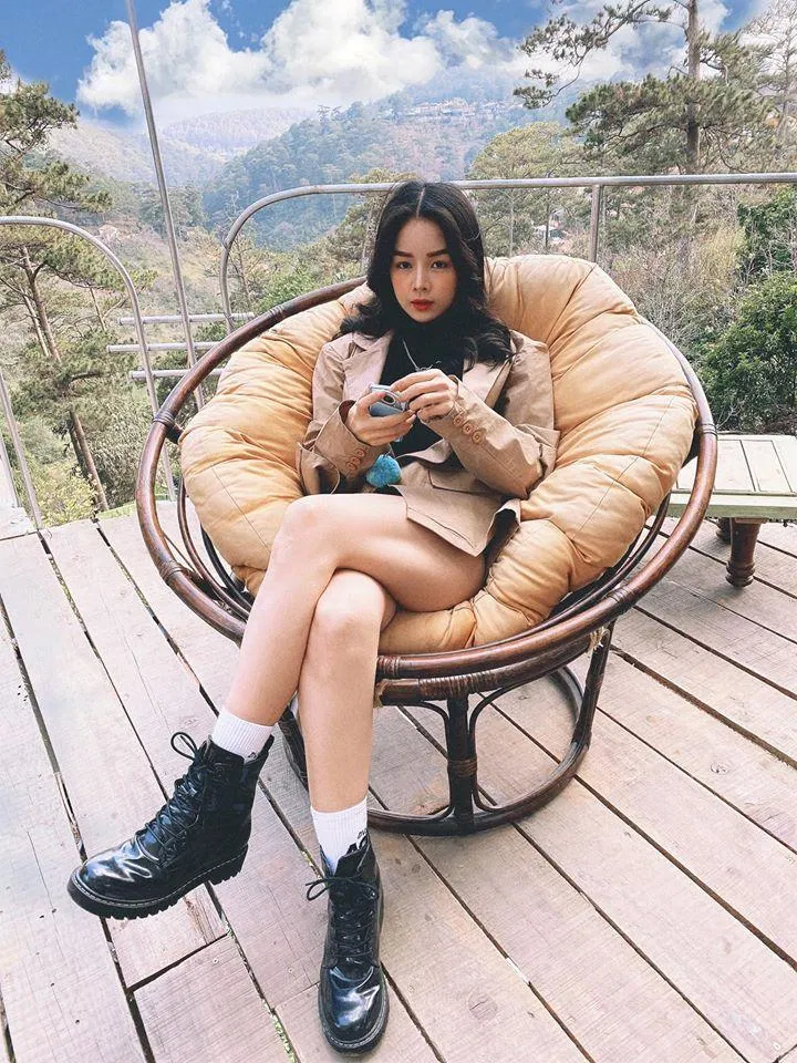 Góc ghế lý tưởng hứng trọn quả view núi rừng Đà Lạt (Ảnh: Fanpage Dreamers: home & coffee)