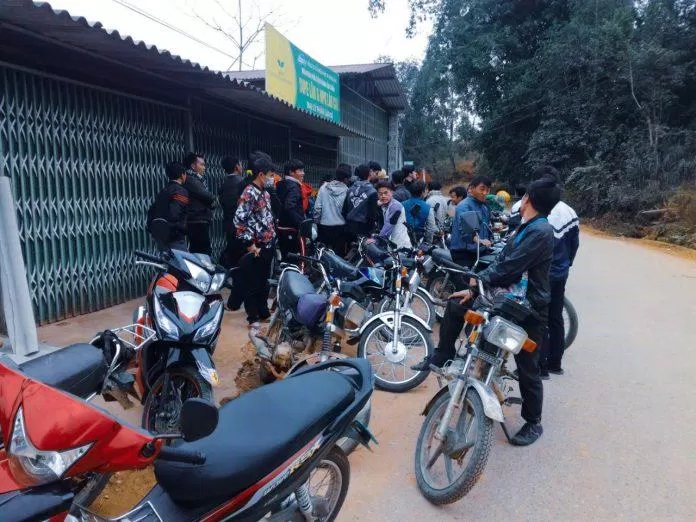 Các anh tài xế cùng những chiếc xe sẵn sàng trở mọi người đến bản (Nguồn: BlogAnChoi). Các anh tài xế cùng những chiếc xe sẵn sàng trở mọi người đến bản (Nguồn: BlogAnChoi).