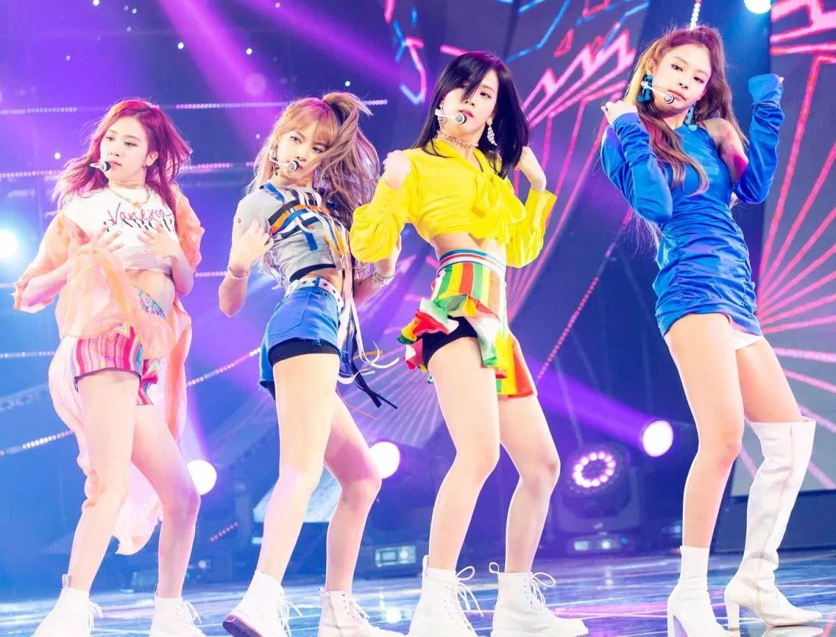 Các cô gái BlackPink đã thể hiện được khả năng vũ đạo điêu luyện của mình qua Forever Young forever young