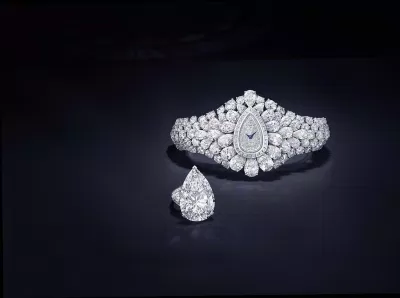 Graff Diamonds Hallucination có thể tách ra thành một chiếc nhẫn và vòng tay riêng biệt. (Nguồn: Internet).
